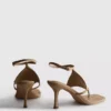 Sandálias com tachas da Paula Echevarría