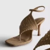 Sandálias com tachas da Paula Echevarría