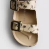 Sandálias com tira de fivela dupla estampadas