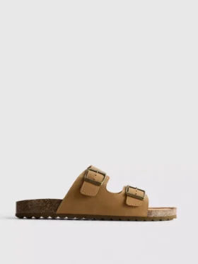 Sandálias com tiras e fivelas duplas
