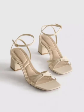 Sandálias com tiras e sapatos de salto grosso