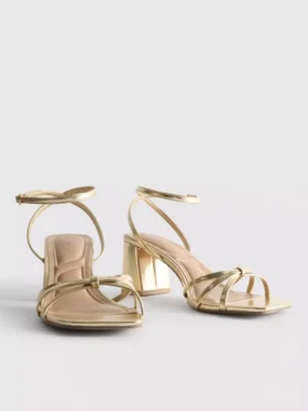 Sandálias com tiras e sapatos de salto grosso