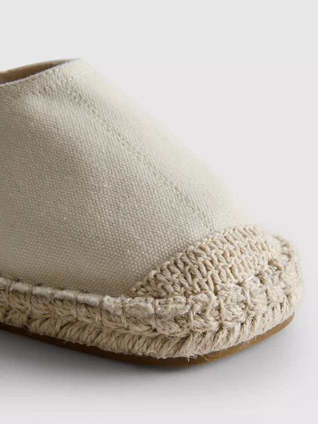 Sandálias de espadrilha com tiras traseiras
