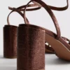 Sandálias de salto com tiras e strass