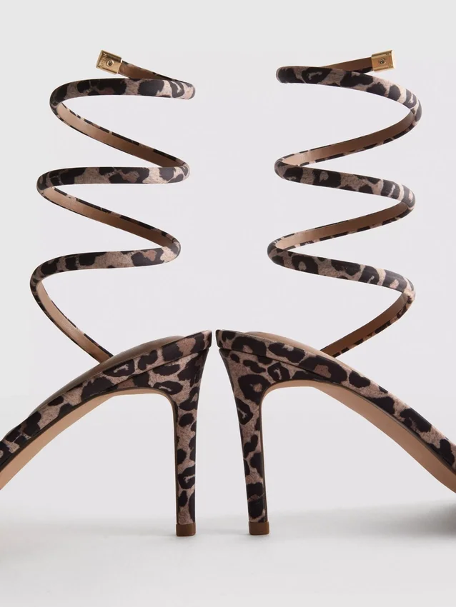 Sandálias de salto em espiral e padrão leopardo