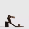 Sandálias de salto grosso com tachas