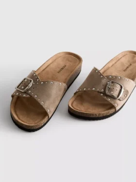 Sandálias de tira única com tachas