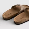 Sandálias de tira única com tachas