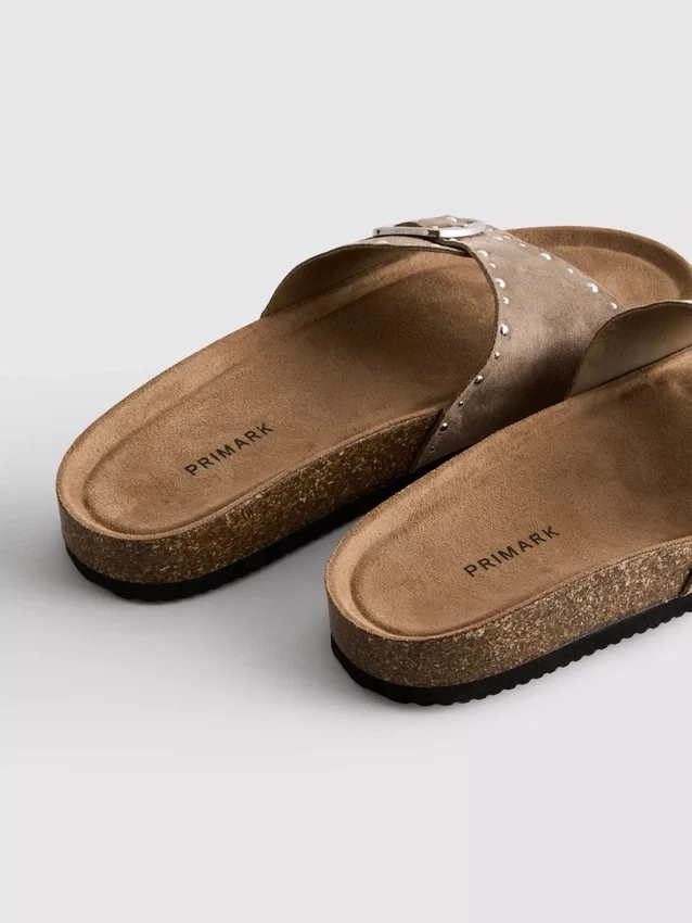Sandálias de tira única com tachas