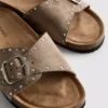 Sandálias de tira única com tachas