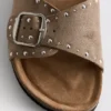 Sandálias de tira única com tachas