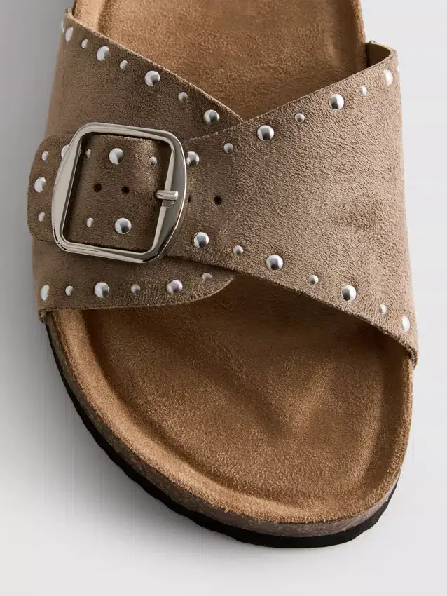 Sandálias de tira única com tachas