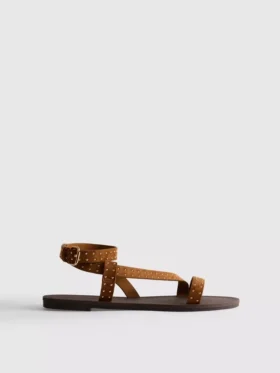 Sandálias de tiras com tachas
