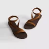 Sandálias de tiras com tachas