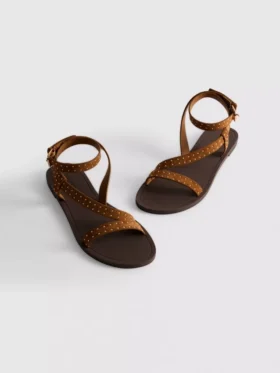 Sandálias de tiras com tachas