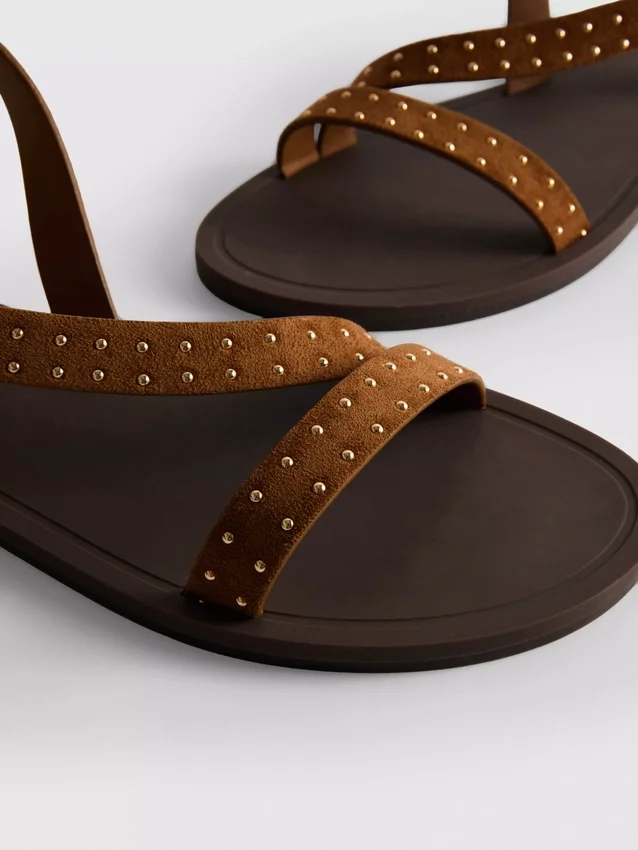 Sandálias de tiras com tachas