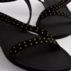 Sandálias de tiras com tachas