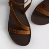 Sandálias de tiras com tachas