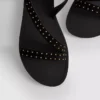 Sandálias de tiras com tachas