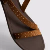 Sandálias de tiras com tachas