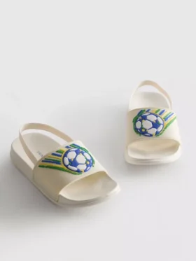 Sandálias tipo chinelo de futebol