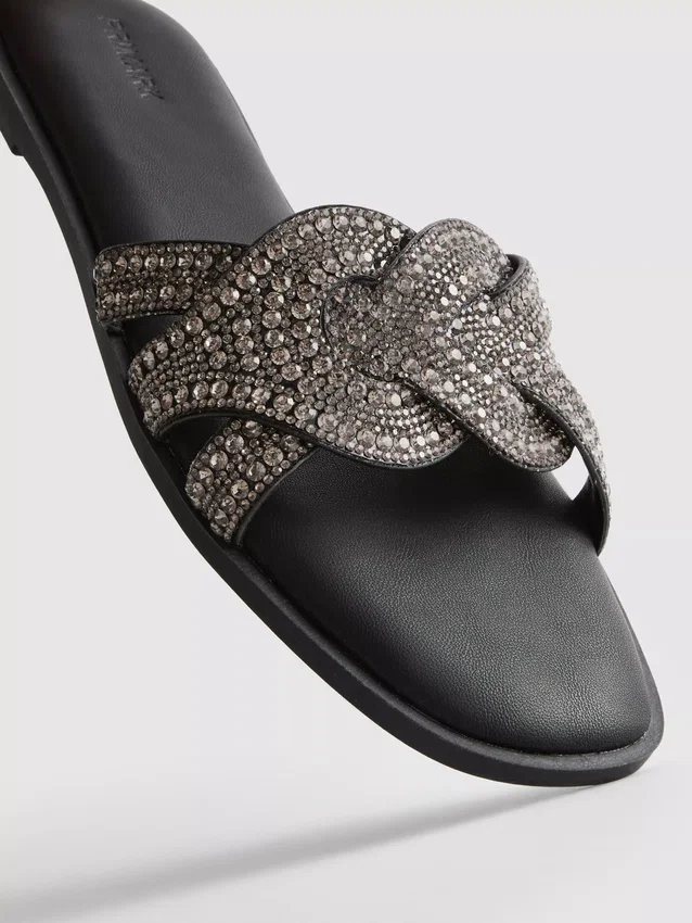 Sandálias tipo mules com strass