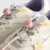 Sapatilha de cano alto com detalhes florais