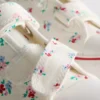 Sapatilha de cano baixo em lona com padrão floral