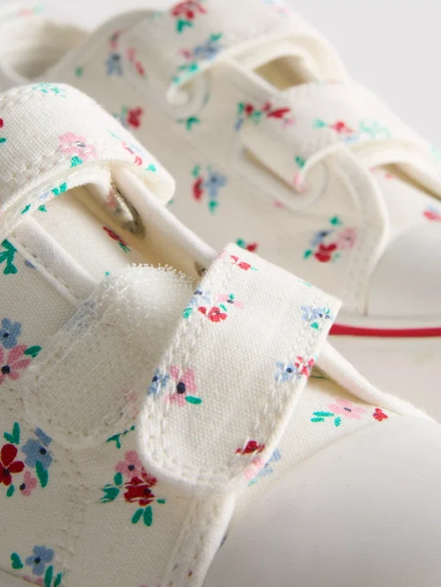 Sapatilha de cano baixo em lona com padrão floral
