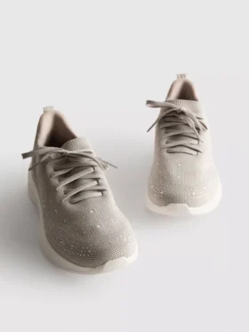 Sapatilhas slip-on com detalhes em diamantes