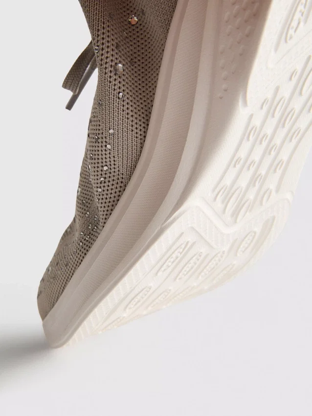 Sapatilhas slip-on com detalhes em diamantes