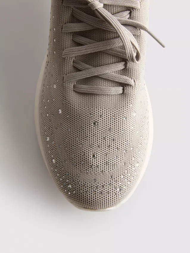 Sapatilhas slip-on com detalhes em diamantes