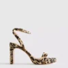 Sapatos de salto alto com plataforma e textura de leopardo
