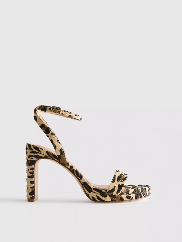 Sapatos de salto alto com plataforma e textura de leopardo