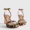 Sapatos de salto alto com plataforma e textura de leopardo