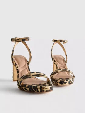 Sapatos de salto alto com plataforma e textura de leopardo