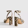 Sapatos de salto alto com plataforma e textura de leopardo