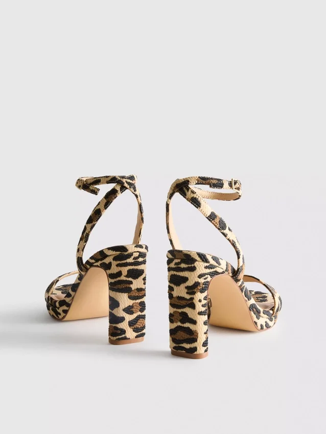 Sapatos de salto alto com plataforma e textura de leopardo