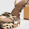 Sapatos de salto alto com plataforma e textura de leopardo