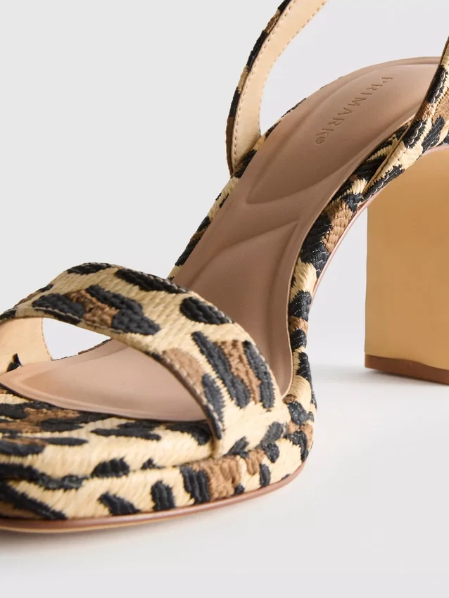 Sapatos de salto alto com plataforma e textura de leopardo