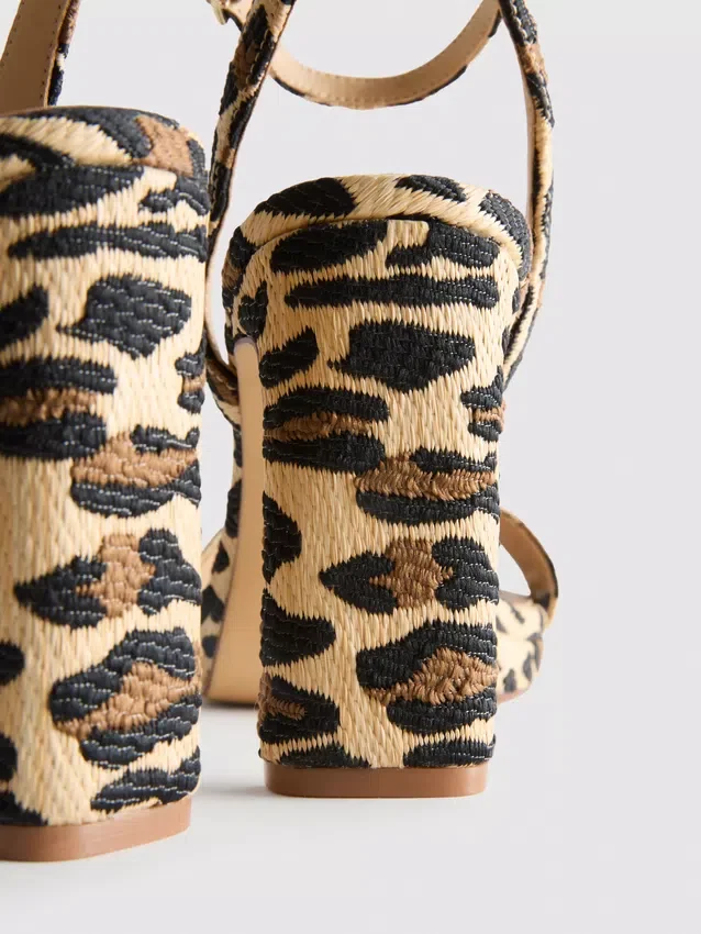 Sapatos de salto alto com plataforma e textura de leopardo