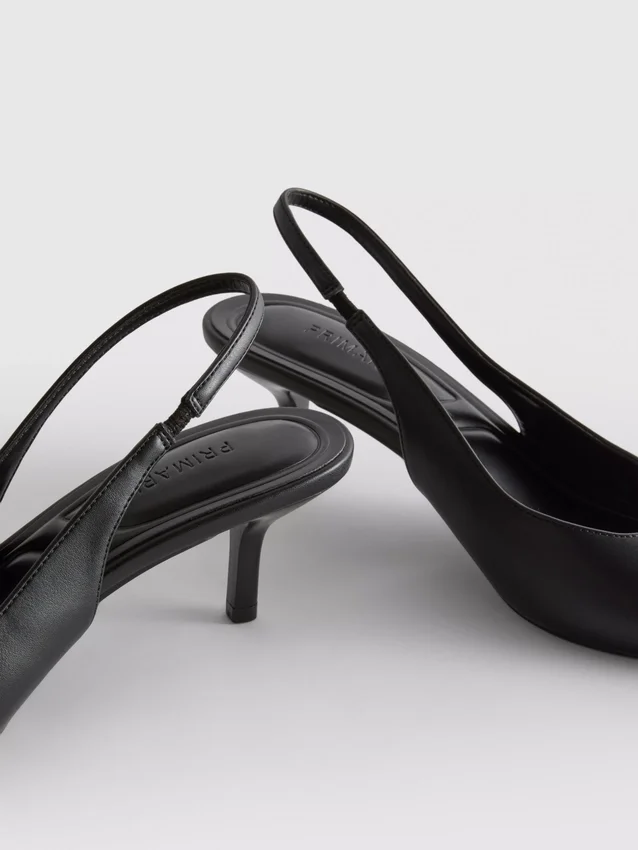 Sapatos de salto alto com tira traseira em imitação de couro