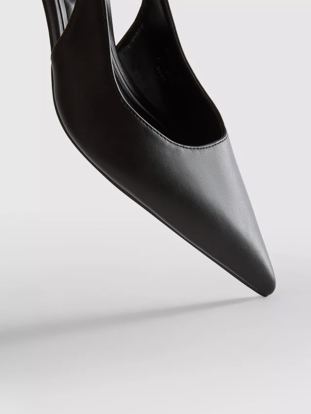 Sapatos de salto alto com tira traseira em imitação de couro