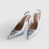 Sapatos de salto alto de cetim com biqueira pontiaguda e diamantes
