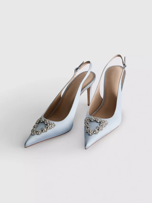 Sapatos de salto alto de cetim com biqueira pontiaguda e diamantes