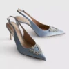 Sapatos de salto alto de cetim com biqueira pontiaguda e diamantes