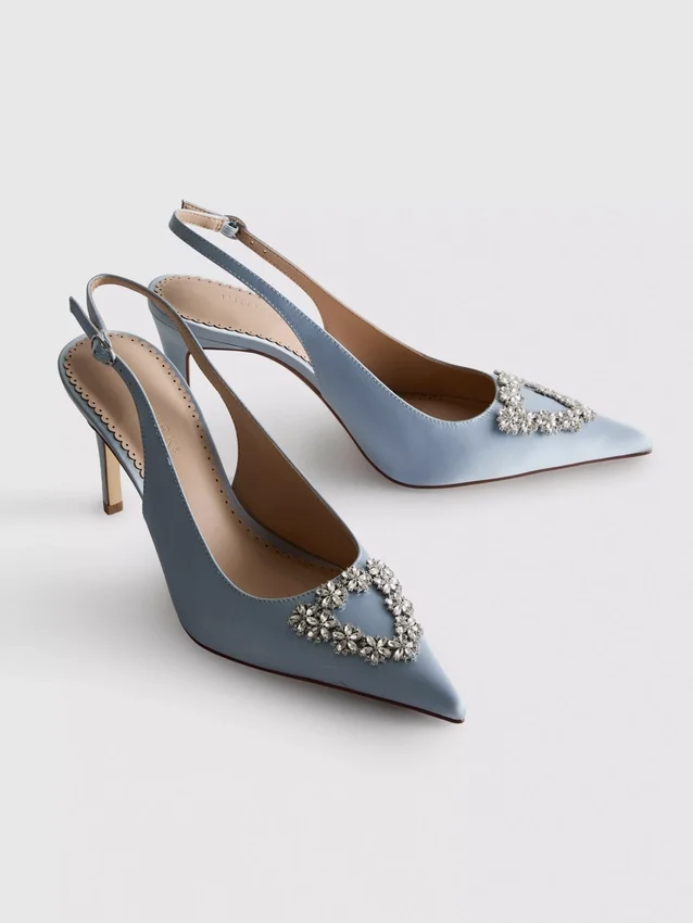 Sapatos de salto alto de cetim com biqueira pontiaguda e diamantes