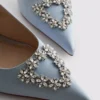 Sapatos de salto alto de cetim com biqueira pontiaguda e diamantes