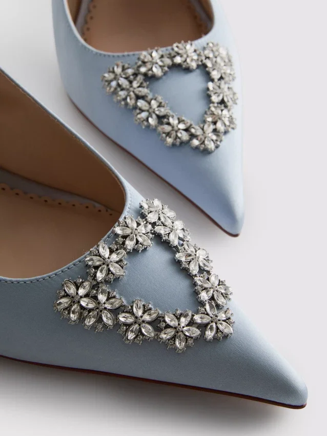 Sapatos de salto alto de cetim com biqueira pontiaguda e diamantes