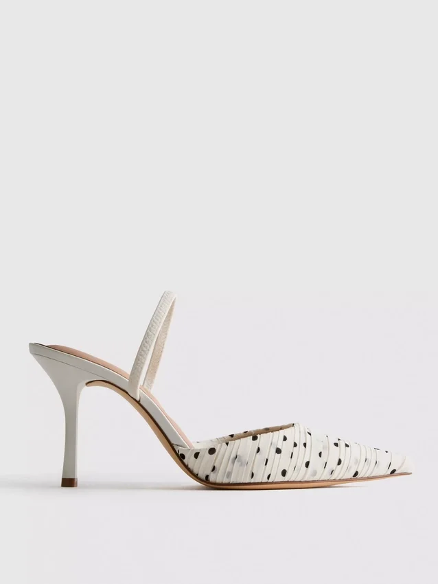 Sapatos de salto alto pontiagudos com bolinhas